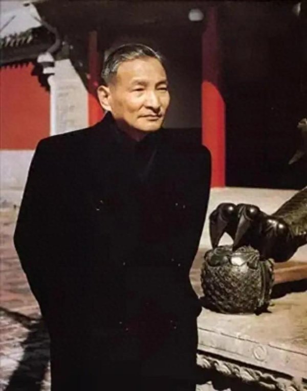 五八策略 政治上不如周总理，军事上不及彭老总，他凭什么成了国家核心领导