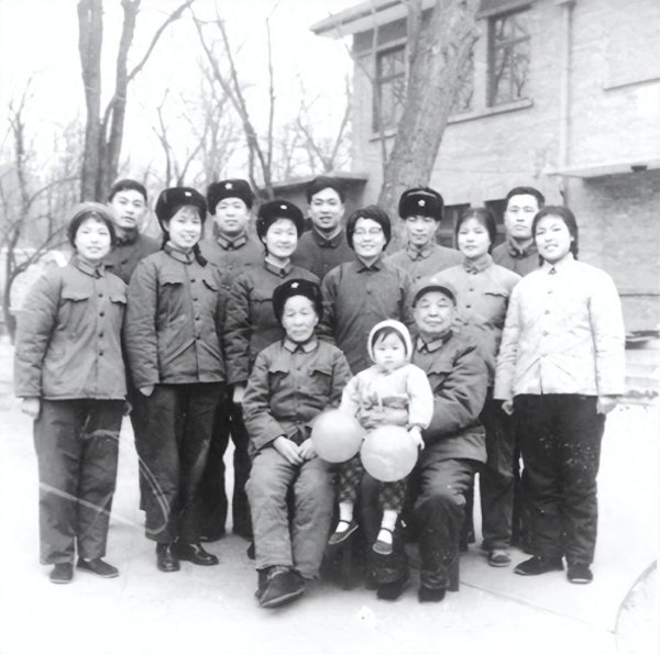 盘盘赢 1950年刘忠参军20年后，派人回乡寻找母亲，才知母亲靠乞讨维生