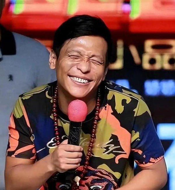 优先配 宋小宝日本街头被偶遇，44岁颜值逆袭，却难回舞台巅峰？